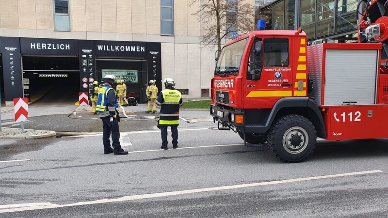 Ein rauchendes Auto in einer Tiefgarage hat am Donnerstagnachmittag in Regensburg die Feuerwehr auf den Plan gerufen.