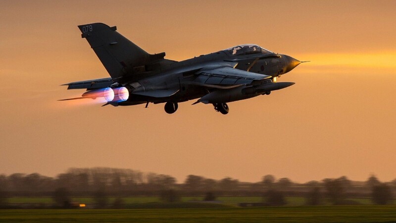 Die britische Luftwaffe hat erstmals Stellungen der Terrormiliz Islamischer Staat (IS) in Syrien beschossen.