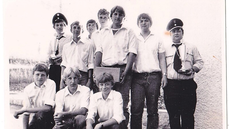 Die erste Jugendgruppe nach ihrer Gründung zusammen mit ihrem Jugendwart Anton Früchtl (rechts)
