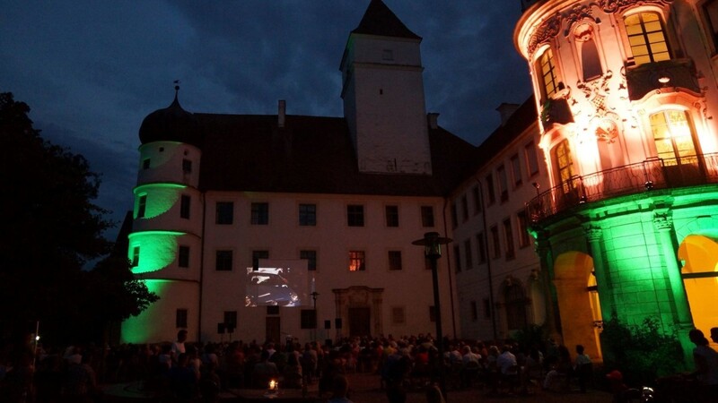 Filmnacht mit "Hinterdupfing" im Ambiente des Alteglofsheimer Schlosses.