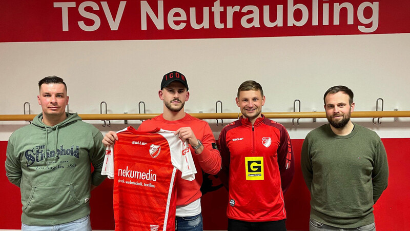 Florian Folger (2.v.l.) soll ab sofort die Tore für den TSV Neutraubling erzielen.
