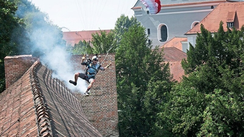 Fallschirmspringer Marco Fürst springt aus nur 1000 Metern Höhe über Landshut ab und landet im Prantlgarten.