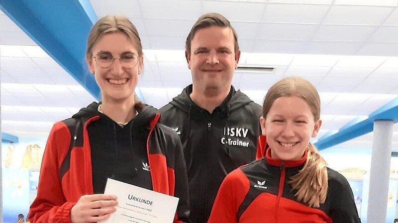 Die "Goldmädls" Sonja Gahr (l.) und Julia Kantsperger mit Trainer Martin Gahr.