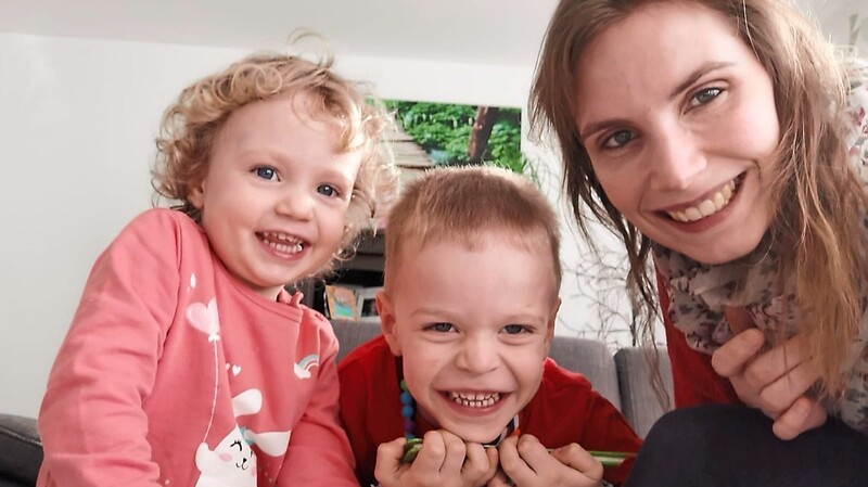 Gute Laune trotz Ausgangsbeschränkung: Nathalie Steinkrug und ihre beiden jüngeren Kindern Evelyn und Eric vertreiben sich die Zeit gerne beim Puzzle spielen.