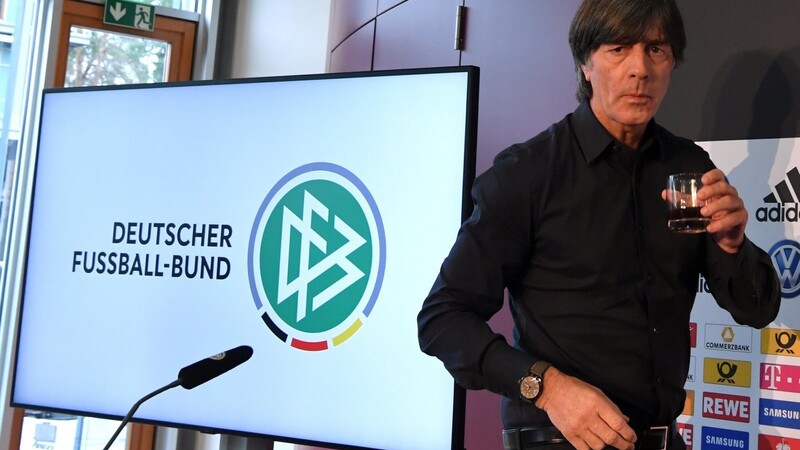 SEIN HANDELN ERKLÄRT hat Fußball-Bundestrainer Joachim Löw auf der Pressekonferenz in der DFB-Zentrale in Frankfurt/Main.