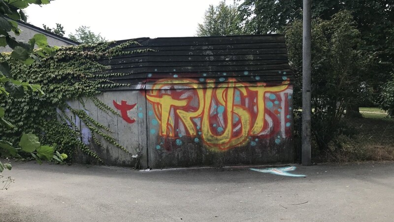 Seit Mitte Juni hatte ein unbekannter Sprayer Wände in der Stadt mit der Aufschrift "Trust" besprüht, wie hier an der Karl-Bickleder-Straße.