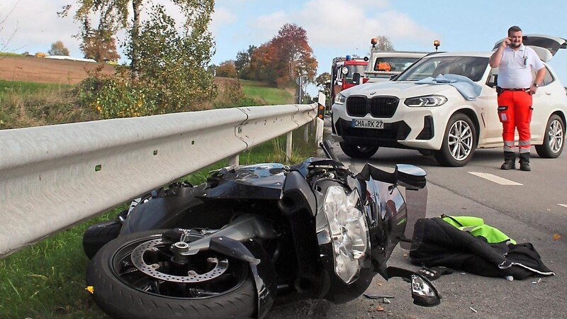 Mit dem Rettungshubschrauber kam der 65-jährige Motorradfahrer mit schweren Verletzungen in ein Krankenhaus.