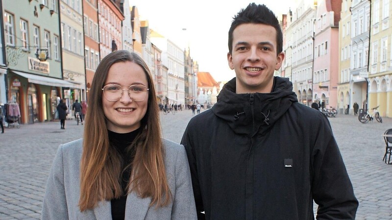 Marion Kollmeier und Johannes Nagler sind zwei von 14 Gebärdensprachdolmetschern, die als erster Jahrgang ihr Studium an der Hochschule Landshut abgeschlossen haben.