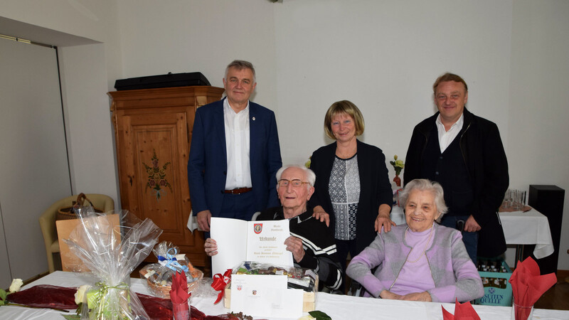Hermann Nekwapil feierte seinen 101. Geburtstag mit Ehefrau Marianne. Es gratulierten (hinten v. l.) Moosburgs Bürgermeister Josef Dollinger, Tochter Heidi Deml und Nandlstadts Bürgermeister Gerhard Betz.