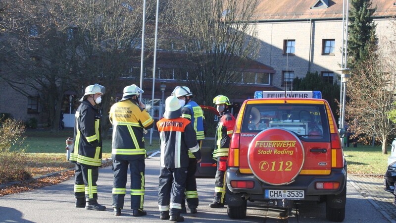 Nach zunächst unklarer Lage im Altenheim an der Bürgermeister-Brantl-Straße konnten die Feuerwehren schließlich Entwarnung geben.