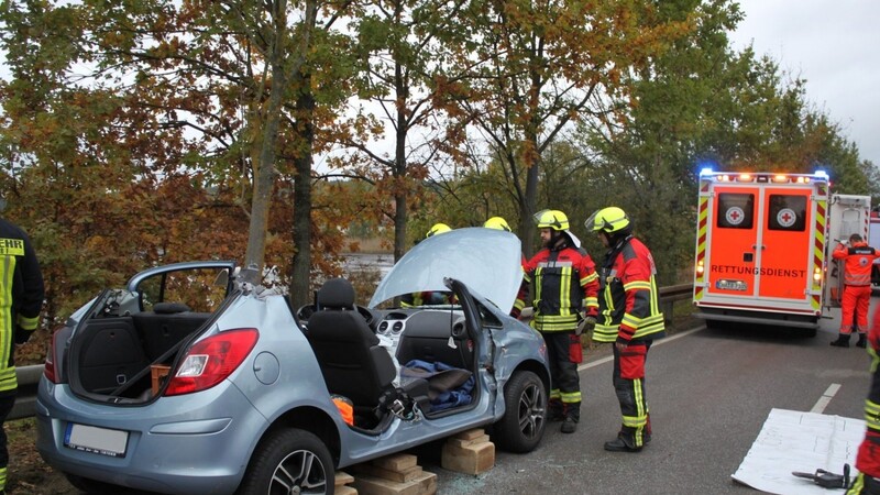 Dach und Seitenteile des verunglückten Opel mussten die Feuerwehrleute komplett entfernen, um den verletzten Fahrer aus seinem Fahrzeug zu befreien.  Foto: Laube