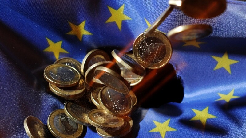Gegen die beispiellose Corona-Rezession wollen die EU-Staaten einen gemeinsamen Wiederaufbauplan stellen. Aber auch über den nächsten EU-Haushalt beraten die Staats- und Regierungschefs in Brüssel.