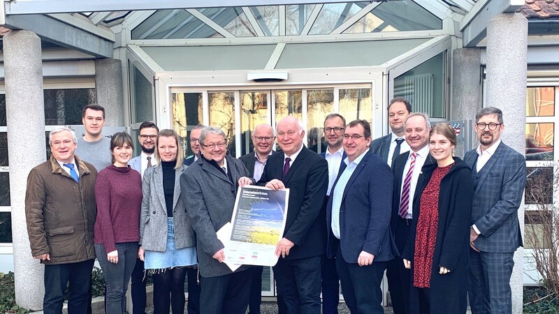 Zweiter Bürgermeister Franz Bubenhofer und Landrat Heinrich Trapp stellten gemeinsam, mit den Referenten und den Verantwortlichen der Hans Lindner Stiftung, die Unternehmerschule 2020 vor.
