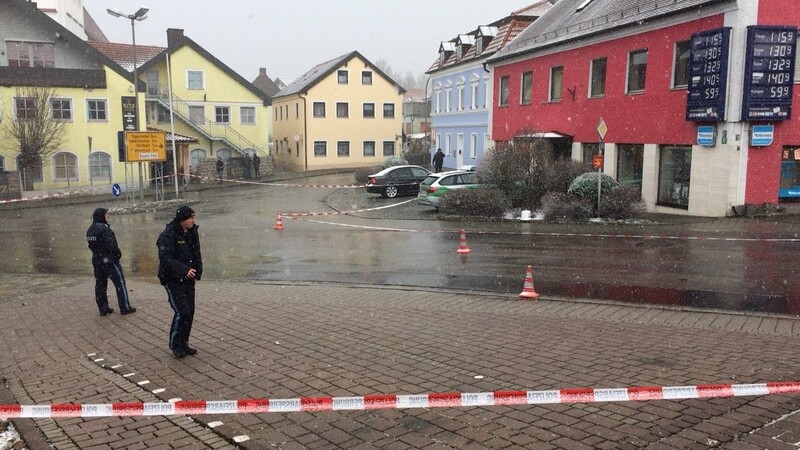 Im Streit hat ein Mann in Reisbach auf offener Straße auf einen anderen Mann geschossen.
