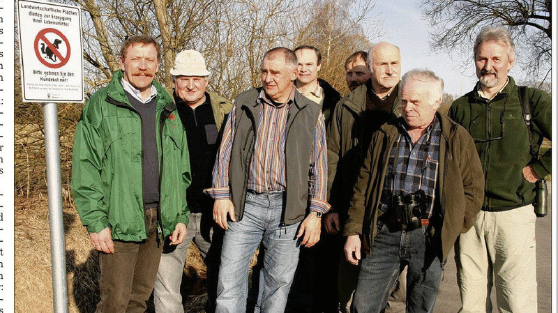 Franz Traurig, Max Fuchs, Alois Stelzl, Manfred Nothaas, Franz Bauer, Hans Zwicknagl, Alfons Fischer und Peter Zach (von links) sorgen gemeinsam dafür, dass die Bodenbrüter in den Regentalauen überleben können.