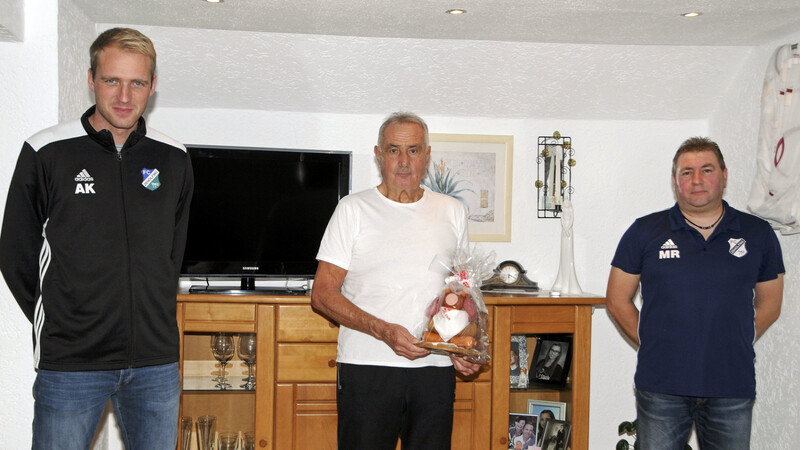 Die Vorstandsmitglieder des FC Zeholfing, Andreas Kammerlohr (links) und Reinhold Meier (rechts), überbrachten an den Ehrenvorsitzenden Rolf "Wack" Schmid die Glückwünsche zum 75. Geburtstag.