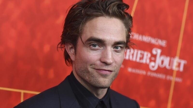 Robert Pattinson ist vor allem für seine Rolle als Vampir Edward Cullen in den "Twilight"-Filmen bekannt. Nun legt er sich den Mantel des Batman um.