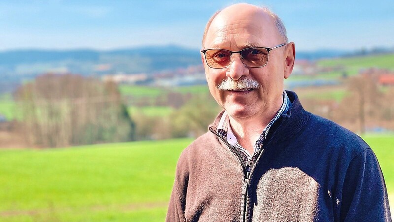 Franz Former auf seiner Terrasse am Dieberg mit dem Tal der Warmen Pastritz und der Stadt im Hintergrund - der Ort, an dem der 70-Jährige Ruhe findet und der auch symbolhaft für sein gesellschaftliches Engagement steht.