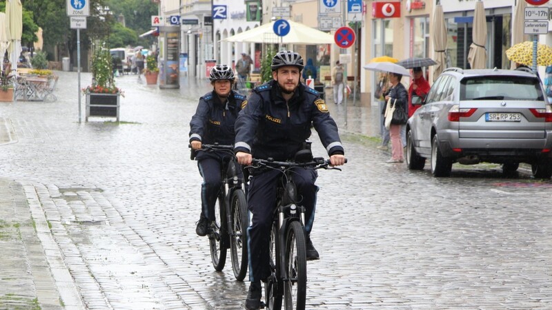 Die Polizisten sind mit ihrer normalen Dienstkleidung auf den E-Bikes unterwegs.