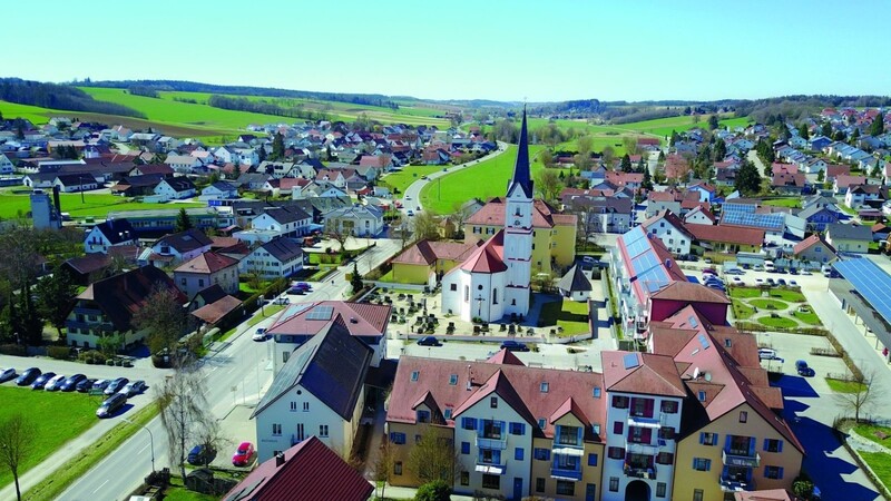 Zwischen den Hügeln liegt das Further Dorfzentrum mit dem Rathaus, der Pfarrkirche St. Sebastian und dahinter Schloss Furth.
