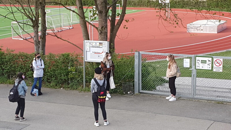 Wiedersehen nach Wochen: Absolventinnen der Karl-Peter-Obermaier-Mittelschule unterhalten sich vor Schulbeginn.