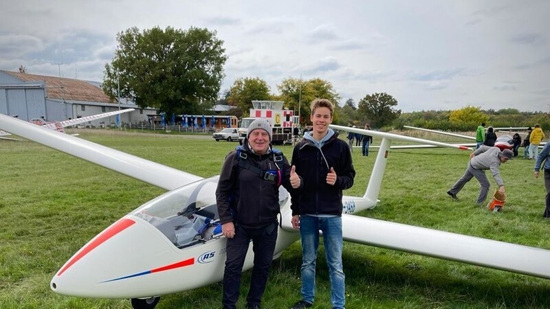 Elias Draxinger und Helmut Lichtenberg, Prüfer Luftamt Südbayern, nach dem Prüfungsflug.