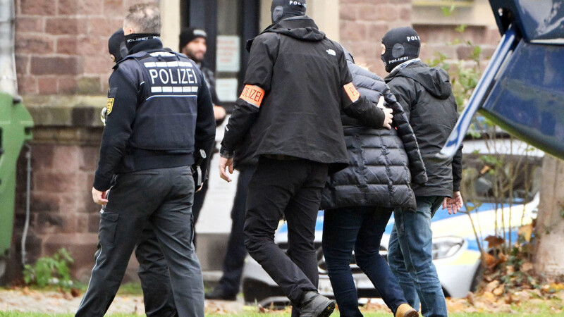 Die Bundesanwaltschaft hat am Mittwochmorgen mehrere Menschen aus der sogenannten "Reichsbürgerszene" im Zuge einer Razzia festnehmen lassen.
