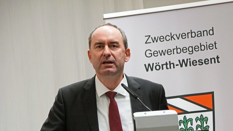 Staatsminister Hubert Aiwanger verteidigte am Donnerstag in Wörth die heimische Wirtschaft und die Schaffung von Gewerbegebieten.