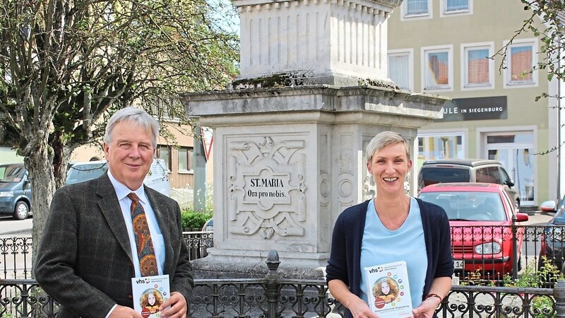Bürgermeister Johann Bergermeier und Katrin Koller-Ferch mit dem neuen Programmangebot für Siegenburg.