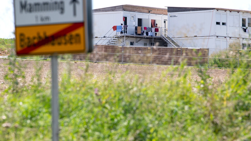 Wohncontainer für Erntehelfer sind auf einem landwirtschaftlichen Betrieb in Mamming zu sehen, auf dem es eine Corona-Masseninfe