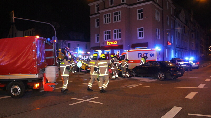 Bei einem Unfall in Regensburg sind am Mittwochabend mehrere Menschen verletzt worden.