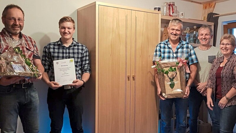 Thomas (l.) und Maria Simeth freuten sich ebenso wie die Mitarbeiter der Schreinerei Simeth über die Auszeichnung von Florian Fischer (2.v.l. mit Staatspreis) für das Gesellenstück (Mitte).