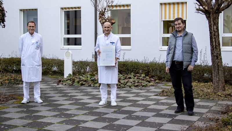 Leitender Arzt Dr. Thomas Lorenz, Chefarzt Dr. Hermann Albersdörfer und Jakob Fuchs, geschäftsführender Vorstandsvorsitzender der Lakumed-Kliniken (von links) freuen sich über die erfolgreiche Rezertifizierung des lokalen Traumazentrums am Krankenhaus Vilsbiburg.