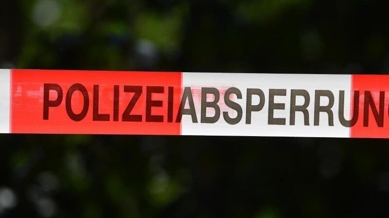 Nach einem Tankstellenraub in Landshut hat die Polizei mittlerweile einen Verdächtigen festgenommen. (Symbolbild)