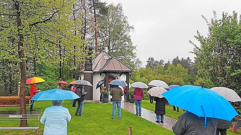 Zahlreiche Marienverehrer fanden sich zur ersten Fatimaandacht 2021 bei Dauerregen in Gillisberg ein.