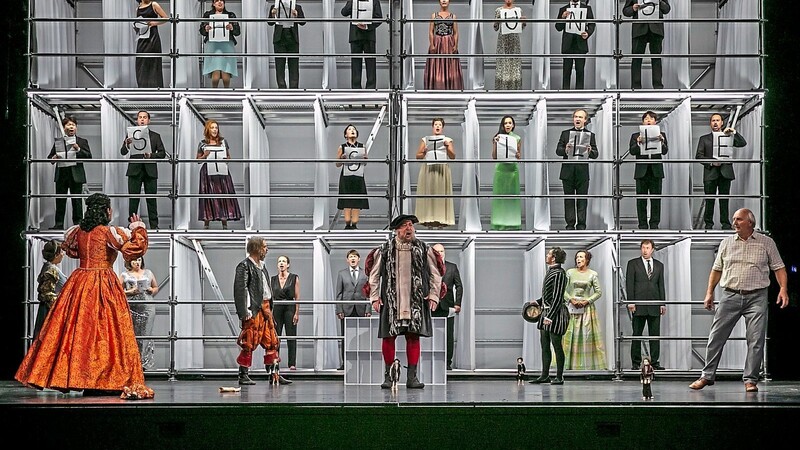 Abstand und Trennwände ermöglichen eine coronagerechte Inszenierung von Verdis Oper "Otello" zum Spielzeitauftakt am Theater Regensburg.