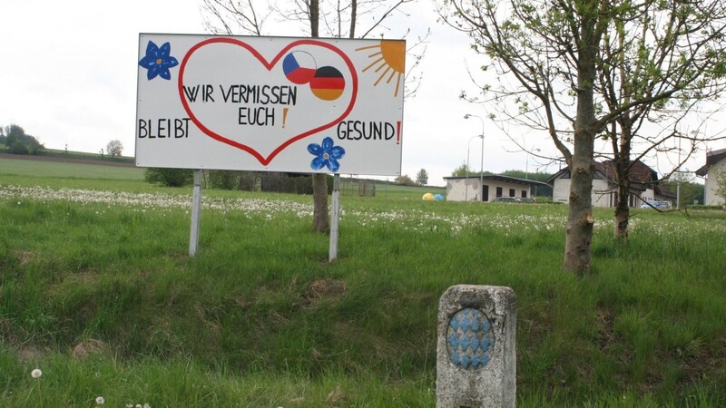 "Wir vermissen Euch: Ein Schild beim Grenzübergang Eschlkam/Vseruby, das für die tschechisch-deutsche Freundschaft steht.