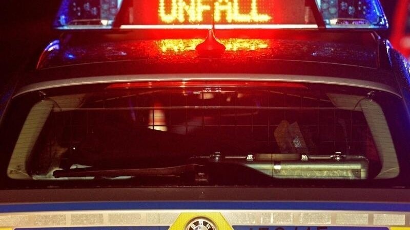 Auf der A8 spiegeln sich während einer Unfallaufnahme das Blaulicht und der LED- Schriftzug "Unfall" auf dem nassen Dach eines Polizestreifenwagens. Foto: Stefan Puchner/dpa/Symbolbild