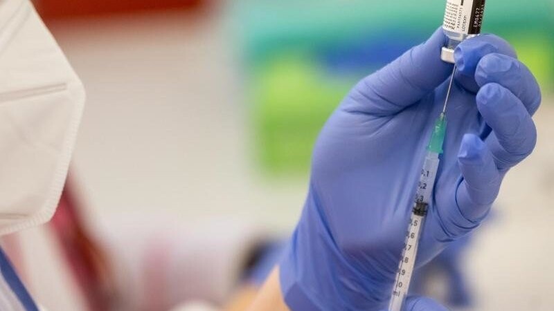 Eine Impfung mit dem Impfstoff von Biontech/Pfizer wird vorbereitet.