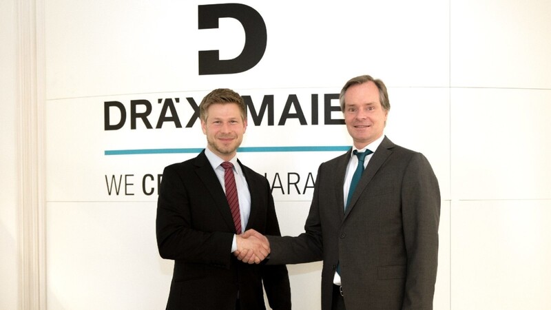 EVL-Geschäftsführer Stefan Endraß (links) mit Dr. Tobias Nickel, Leiter Marketing und Unternehmenskommunikation der Dräxlmaier Group, bei der Vertragsverlängerung.