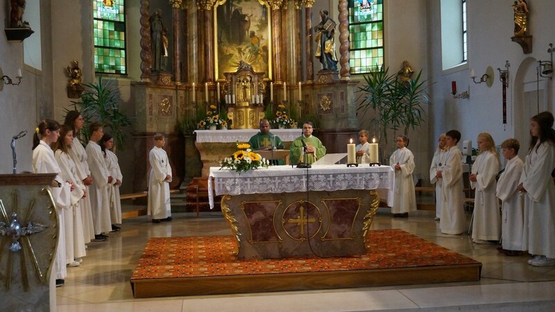 Bei einem Gottesdienst wurde Pfarrvikar Michael (hinten links) von Pfarrer Gallmeier (hinten rechts) und den Ministranten verabschiedet.