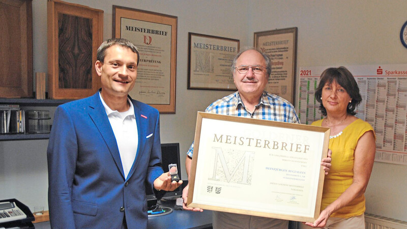 Alexander Stahl, Geschäftsführer der Handwerkskammer Niederbayern-Oberpfalz, überreichte an Heinzjürgen Begemann und Gattin Sieglinde den Goldenen Meisterbrief.
