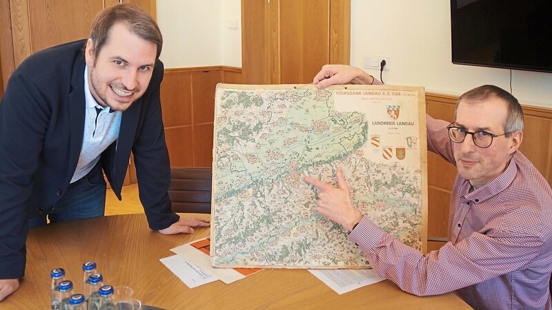 Stadtarchivar Manfred Niedl (rechts) und Bürgermeister Matthias Kohlmayer mit einer Karte des früheren Landkreises Landau, die aus den 60er-Jahren stammen dürfte.