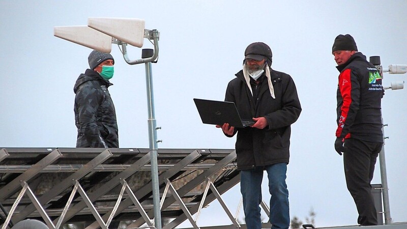 Klaus und Christian Buschek gemeinsam mit dem Webcam-Experten Igor Otto Singer auf dem Dach des Funktionsgebäudes in Althütte bei der Feinjustierung der Kameras.
