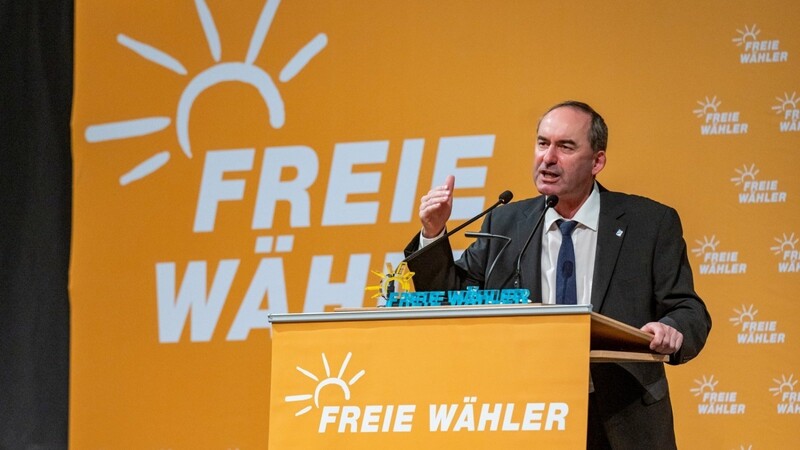 Hubert Aiwanger, Vorsitzender der Freien Wähler und bayerischer Wirtschaftsminister, spricht während der Landesversammlung der Freien Wähler in der Joseph-von-Fraunhofer-Halle Straubing.
