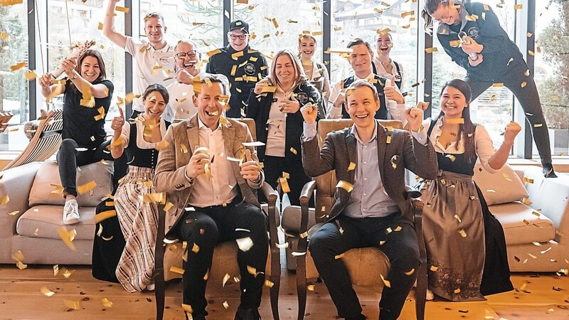 Hotelteam des Jahres: Inhaber Thomas Mühlbauer (vorne von links), Hoteldirektor Alfons Weiß und die Belegschaft freuen sich über die Auszeichnung "Hotelteam des Jahres".