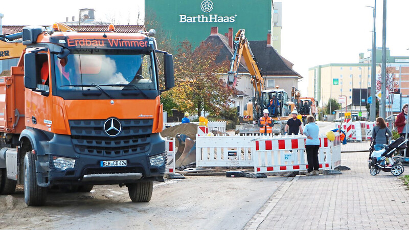Kanalreparaturarbeiten behindern derzeit den Mainburger Straßenverkehr an der Hauptachse stark.