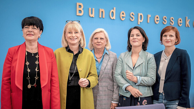 Christine Aschenberg-Dugnus (FDP, v. l.), Karin Maag (CDU), Hilde Mattheis (SPD), Annalena Baerbock (Grüne) und Katja Kipping (Linke) schlagen eine verbindliche regelmäßige Befragung zur Spendebereitschaft vor.