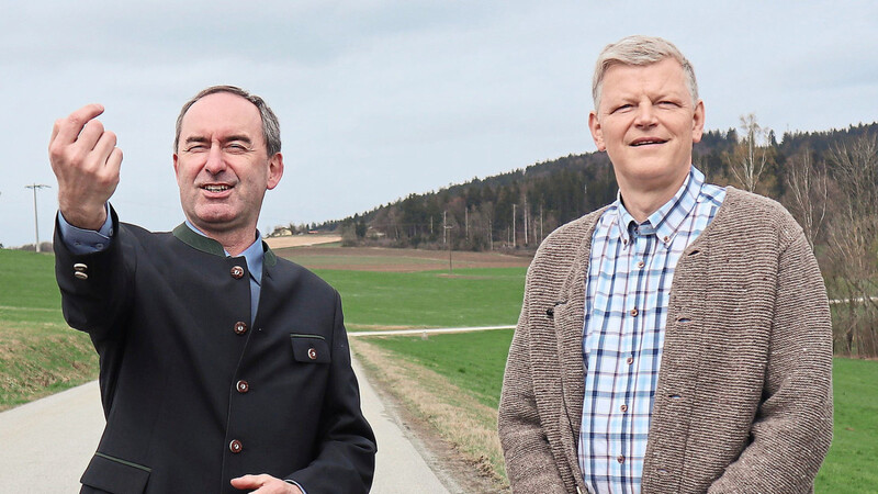 Geeinigt haben sie sich nicht, das war aber auch nicht zu erwarten: Bayerns Wirtschaftsminister Hubert Aiwanger (l.) mit dem Wortführer der Gegner des geplanten Pumpspeicherkraftwerks, Christian Schmid.