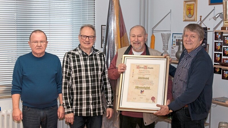 Vorsitzender Stefan Blunz (r.), zweiter Vorsitzender Xaver Schatzl (2.v.l.) und Webmaster Dieter Molew (l.) überreichten dem Ehrenmitglied Peter Kronisch eine Ehrenurkunde.